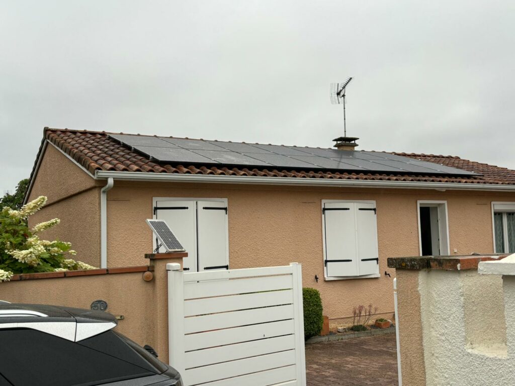 Panneau solaire installé sur le toit d'une maison