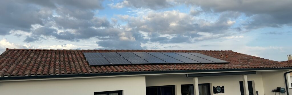 Panneaux photovoltaïques installés sur un toit en brique